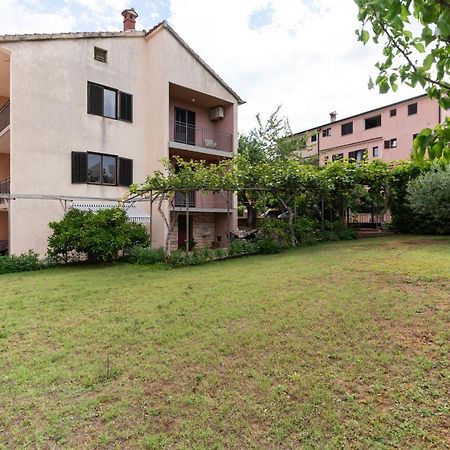 Apartment Milka Ровин Екстериор снимка