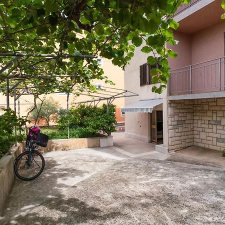Apartment Milka Ровин Екстериор снимка