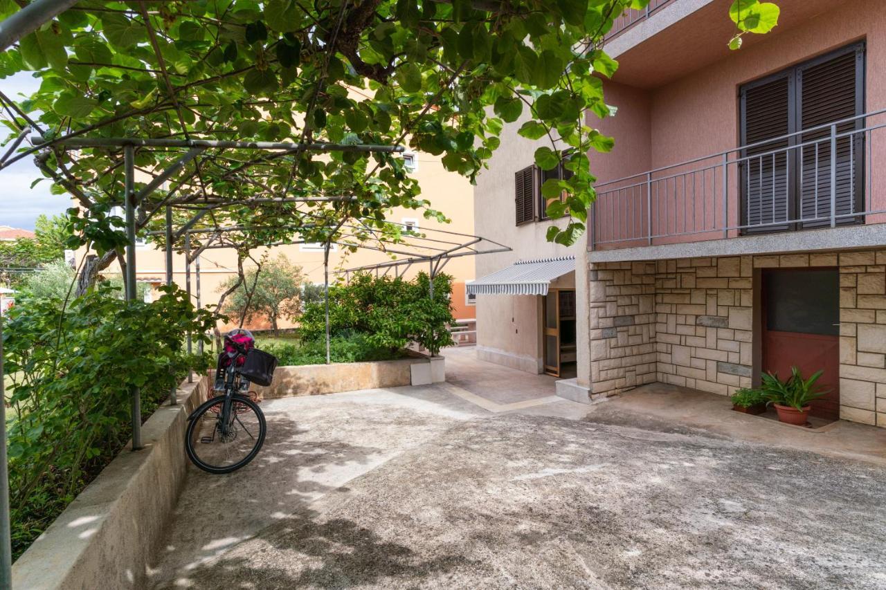 Apartment Milka Ровин Екстериор снимка