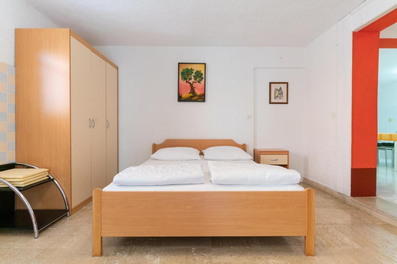 Apartment Milka Ровин Екстериор снимка