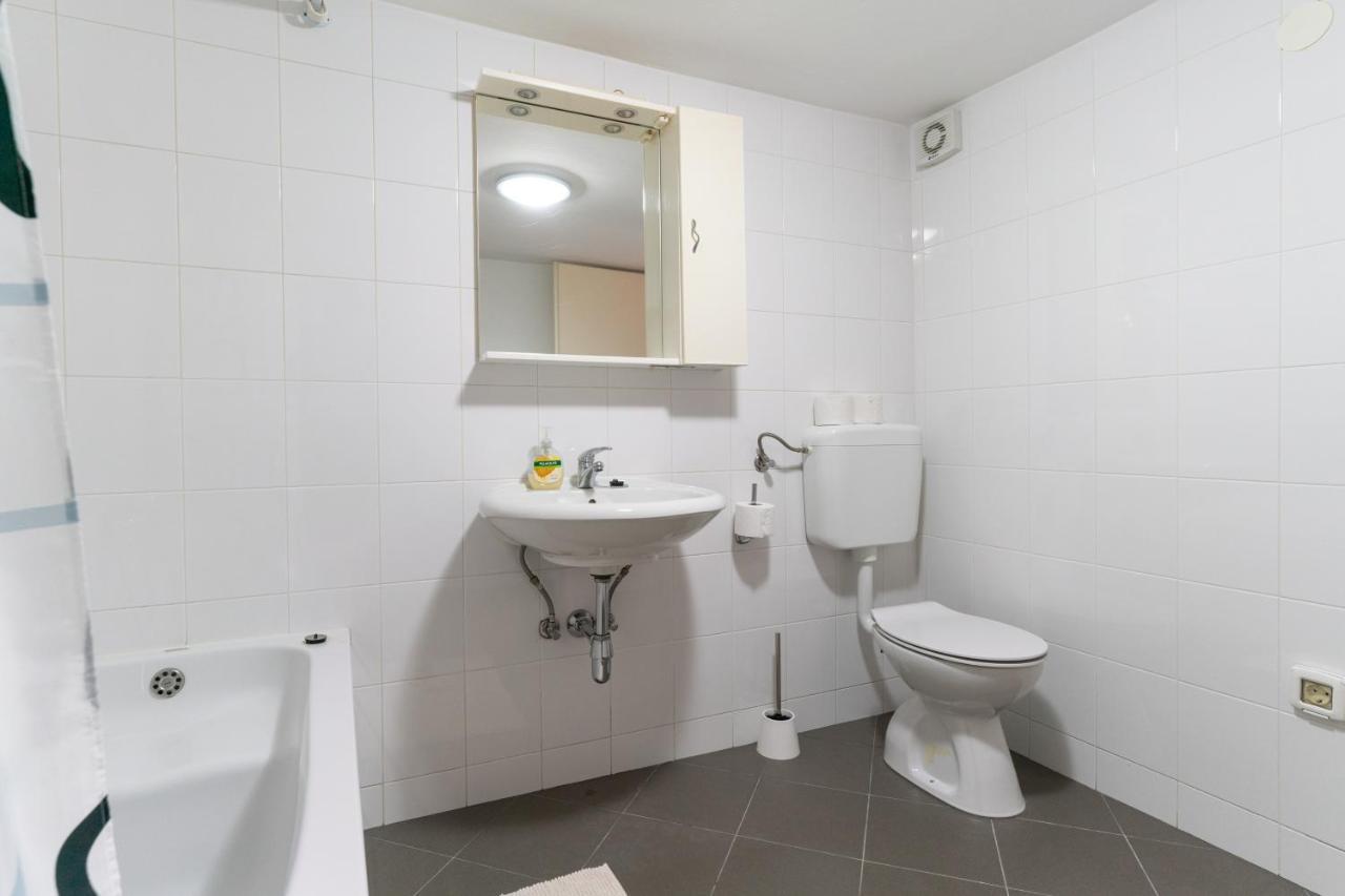 Apartment Milka Ровин Екстериор снимка