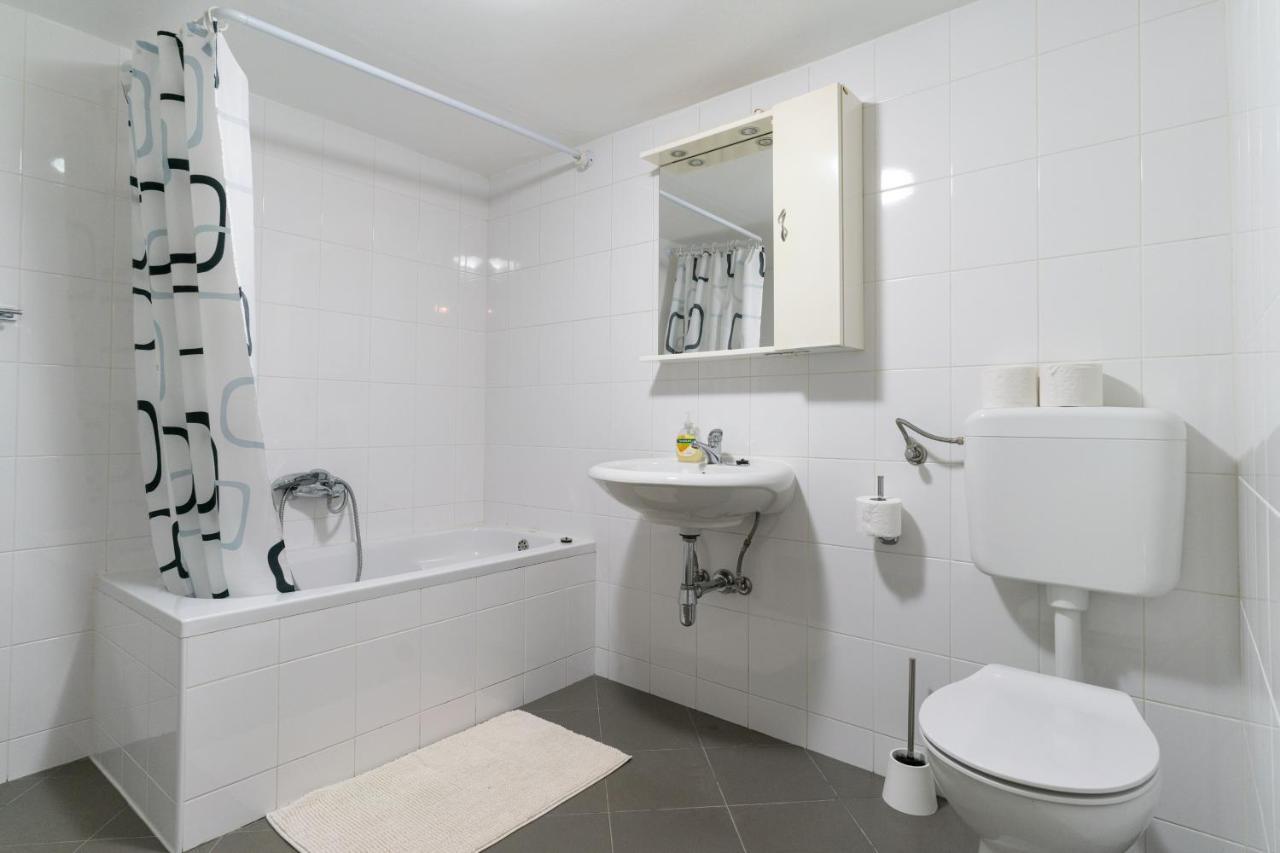 Apartment Milka Ровин Екстериор снимка